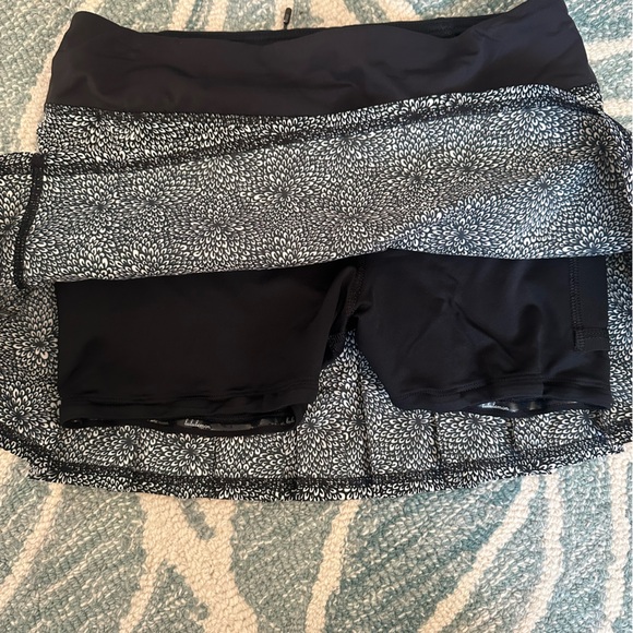 Lululemon Tennis Skirt Sz 4 (black/white floral) - Picture 4 of 4